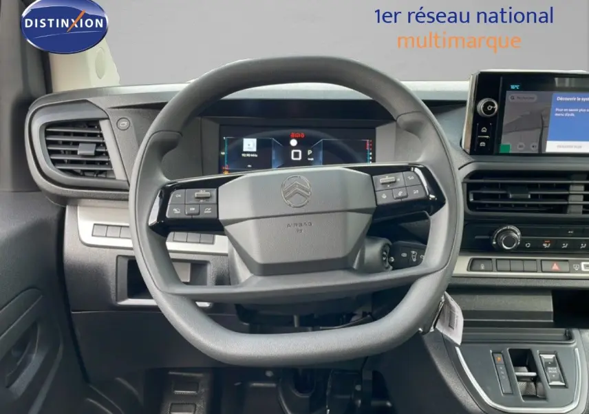 Gros plan sur les commandes multifonctions noires à droite du volant du Citroën Jumpy Cabine Approfondie gris titane.