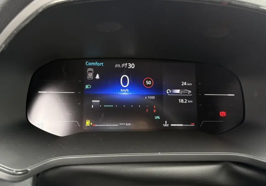 Affichage numérique du tableau de bord du Renault Captur Noir Étoile 2025 montrant la vitesse à 0 km/h et indicateurs LPG.
