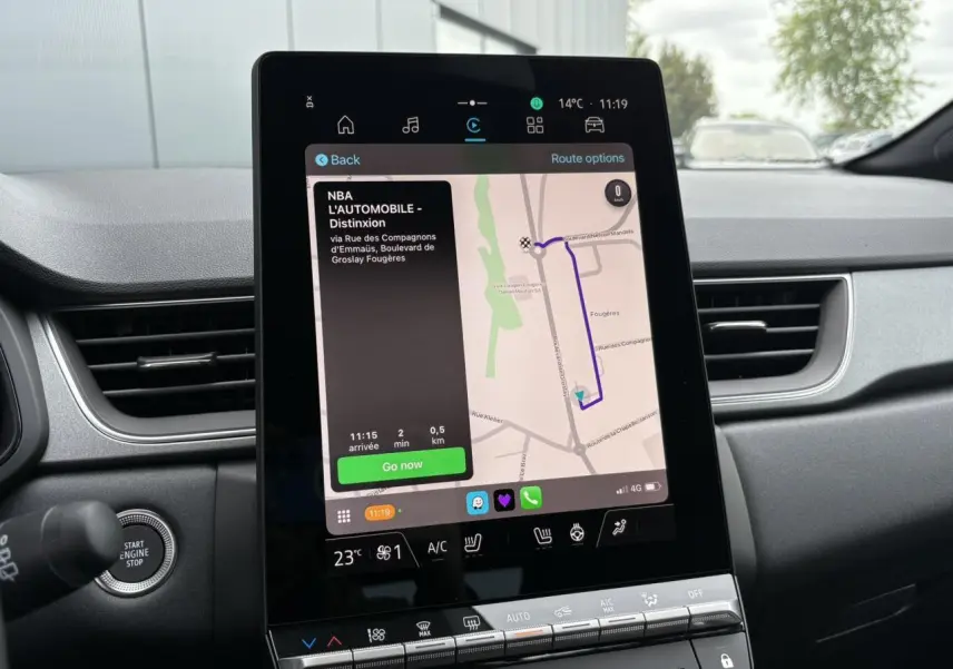 Écran tactile Open R-Link 10 pouces affichant la navigation dans l'habitacle du Renault Captur Noir Etoile, vue centrale du tableau de bord.