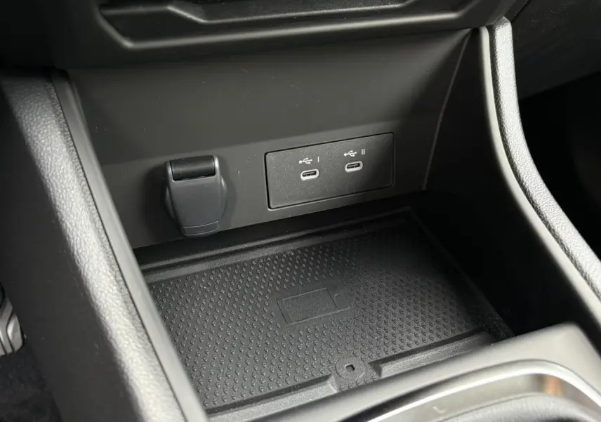 Gros plan sur la console centrale noire du Renault Captur 2025 avec double ports USB-C et prise 12V.