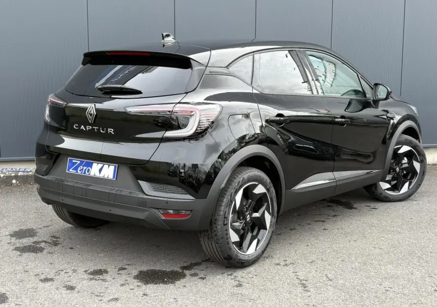 Vue 3/4 arrière droite du Renault Captur Noir Étoile 2025 avec jantes aluminium 18 pouces et vitres surteintées.