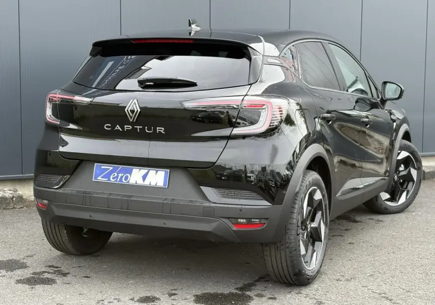 Vue 3/4 arrière droite du Renault Captur noir étoile avec jantes aluminium 18 pouces et feux LED distinctifs.