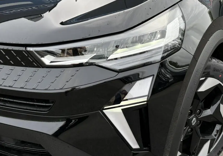 Gros plan sur l'avant droit noir étoilé du Renault Captur 2025 avec ses phares LED et jantes aluminium noires.