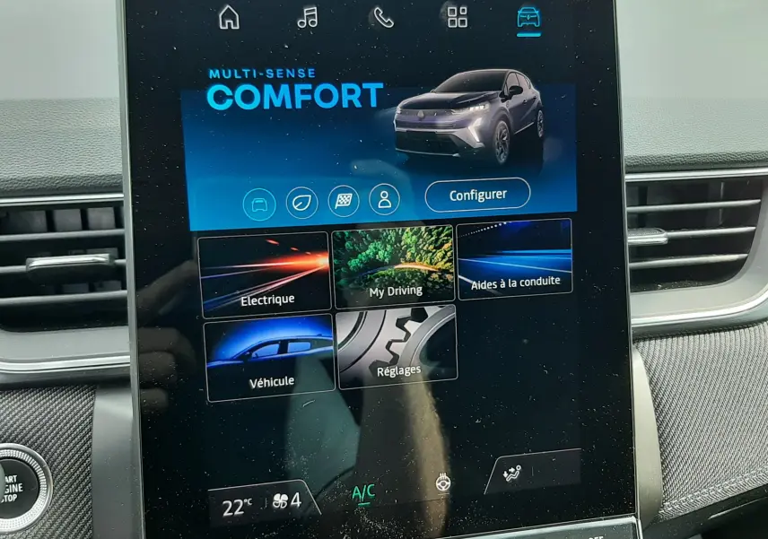 Écran tactile central du tableau de bord du Renault Captur 2024 affichant le mode de conduite Comfort.