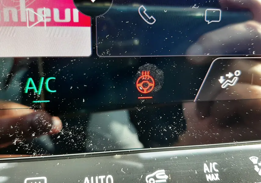 Détail du tableau de bord tactile du Renault Captur 2024, affichant la fonction de volant chauffant activée.