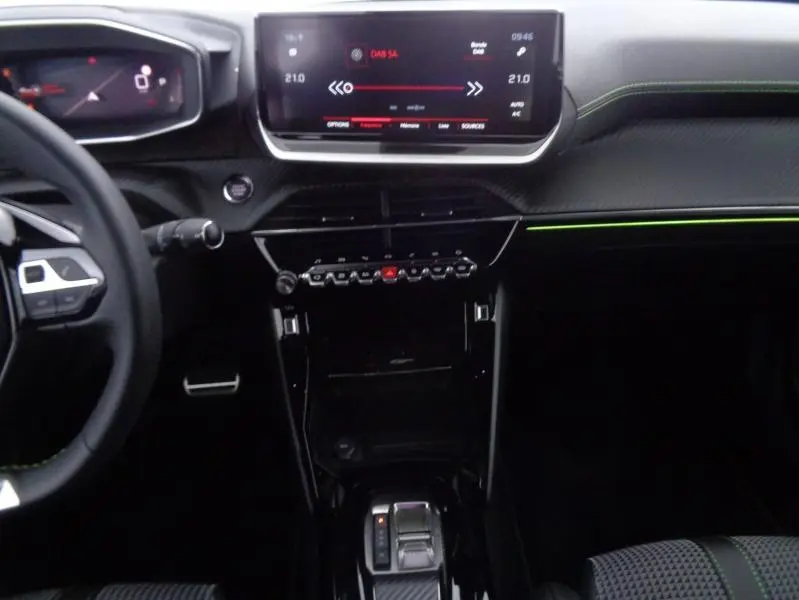 Intérieur avant du Peugeot 2008 gris Artense, tableau de bord avec écran tactile et volant cuir multifonction.