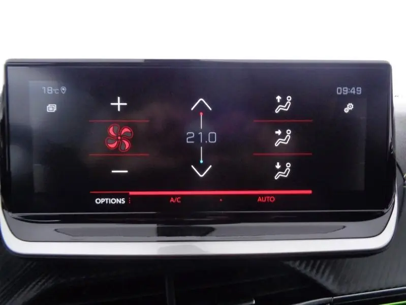 Écran tactile central du Peugeot 2008 2023 affichant la climatisation réglée à 21°C en mode automatique.