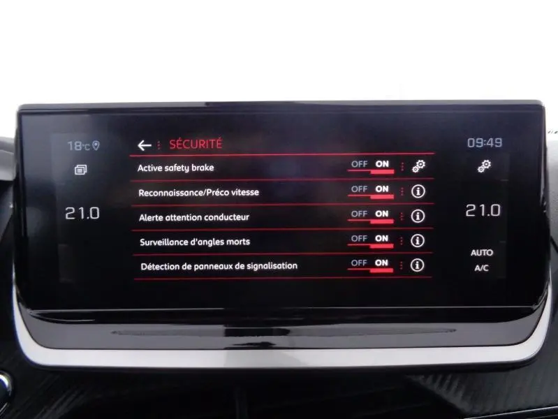 Écran tactile central du Peugeot 2008 2023 affichant les réglages de sécurité et la température intérieure à 21°C