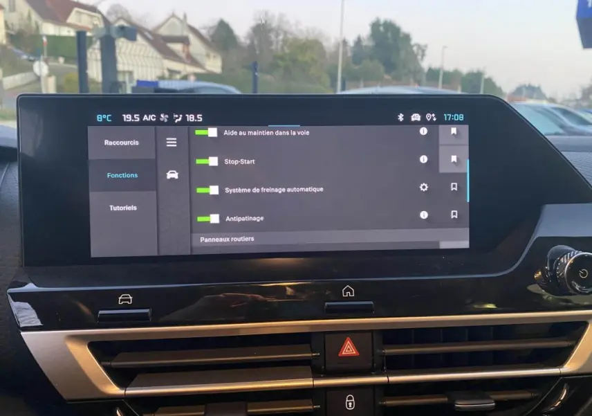Écran tactile central du tableau de bord de la Citroën C4 2025, affichant les aides à la conduite.