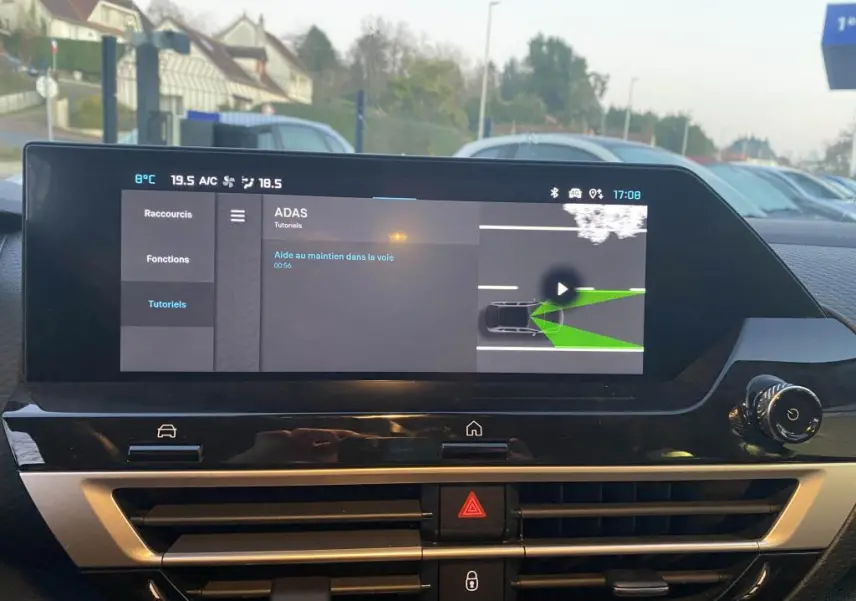Écran central tactile de la Citroën C4 2025 affichant l'aide au maintien dans la voie, intérieur noir moderne.
