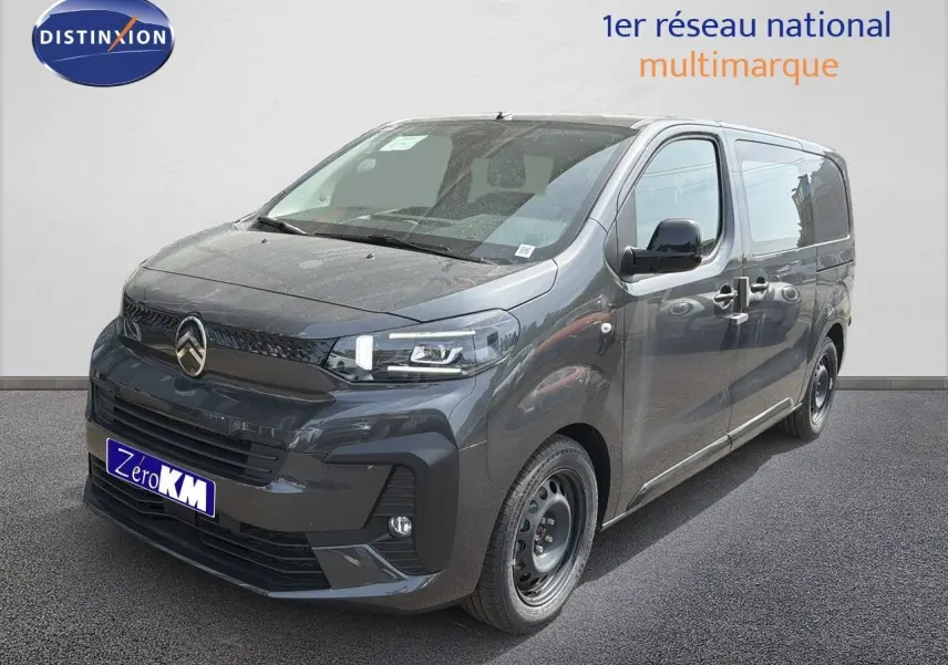Vue 3/4 avant droit d'un Citroën Jumpy cabine approfondie gris titane métal avec calandre noire et jantes acier.