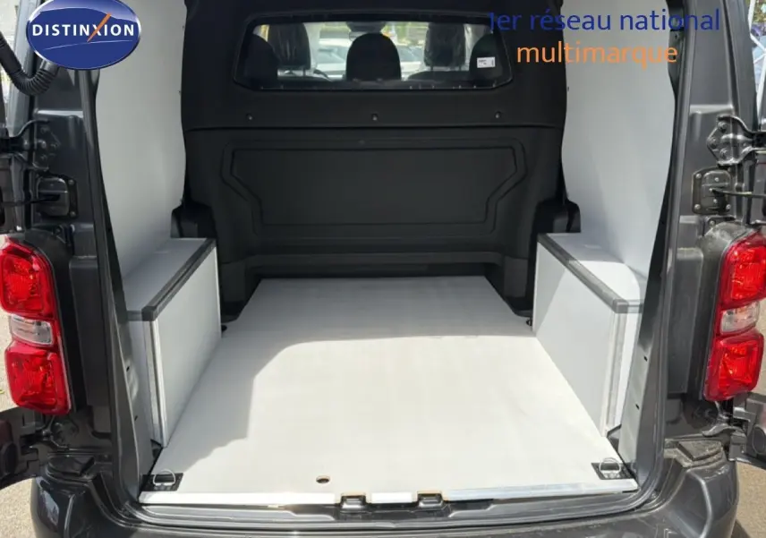 Vue arrière du Citroën Jumpy cabine approfondie gris titane métal, montrant l’espace de chargement aménagé et vide.