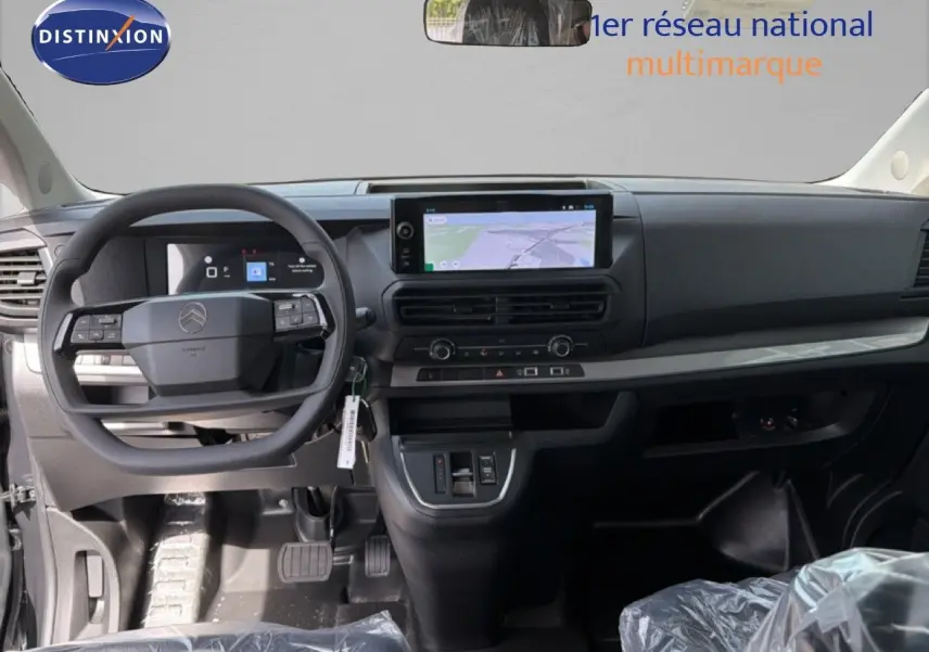 Vue intérieure avant du Citroën Jumpy Cabine Approfondie gris titane, tableau de bord avec écran tactile et volant multifonction.