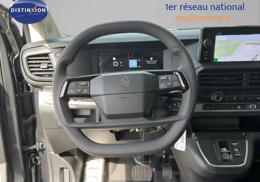 Vue intérieure centrée sur le volant Citroën d'un Jumpy cabine approfondie 2026 avec tableau de bord digital et écran GPS.