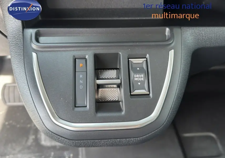 Gros plan sur la console centrale du Citroën Jumpy cabine approfondie 2026, avec commandes de boîte auto et mode de conduite.