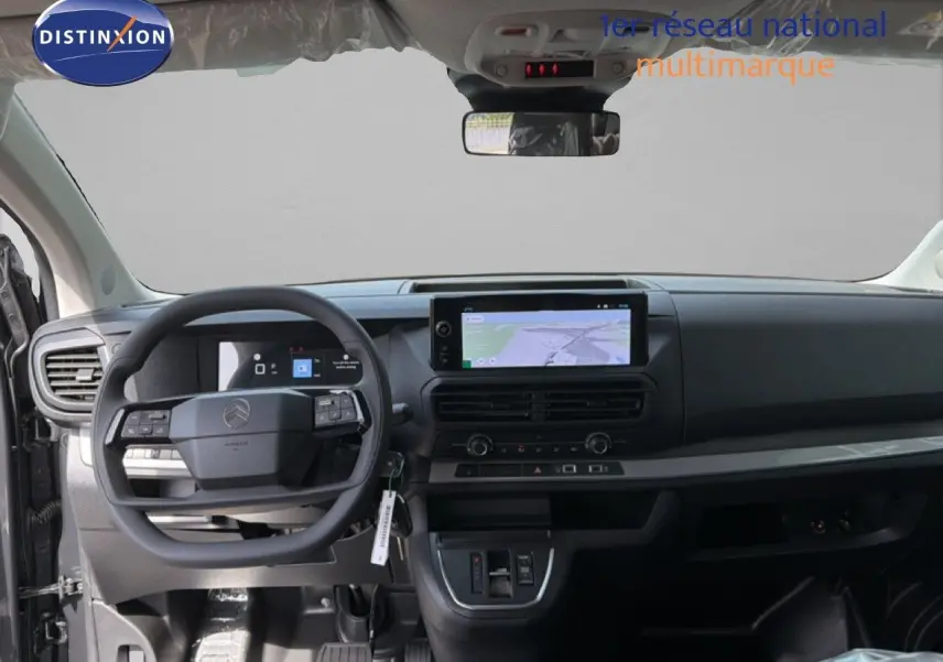 Vue intérieure avant du Citroën Jumpy Cabine Approfondie gris titane, tableau de bord avec écran tactile et volant multifonction.