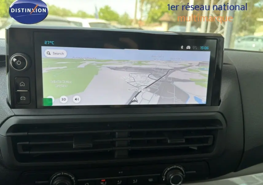 Écran tactile central affichant la navigation GPS dans l'habitacle du Citroën Jumpy Cabine Approfondie gris titane.