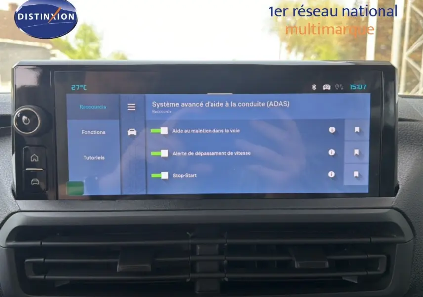 Écran tactile du système d'aide à la conduite dans l'habitacle du Citroën Jumpy Cabine Approfondie gris titane, vue de face.