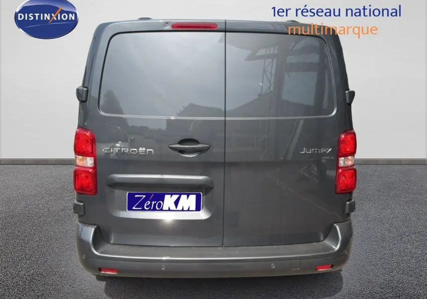 Vue arrière d’un Citroën Jumpy cabine approfondie gris titane métal avec feux rouges et porte double battant fermé.