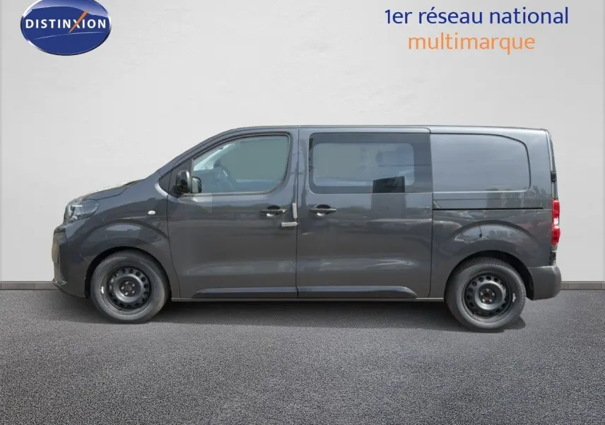 Vue de profil côté gauche du Citroën Jumpy Cabine Approfondie gris titane métal, utilitaire avec vitres avant teintées.