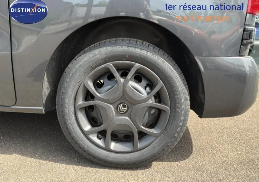 Gros plan sur la roue arrière droite d'un Citroën Jumpy Cabine Approfondie gris titane métal, avec jante spécifique et partie de la carrosserie visible.