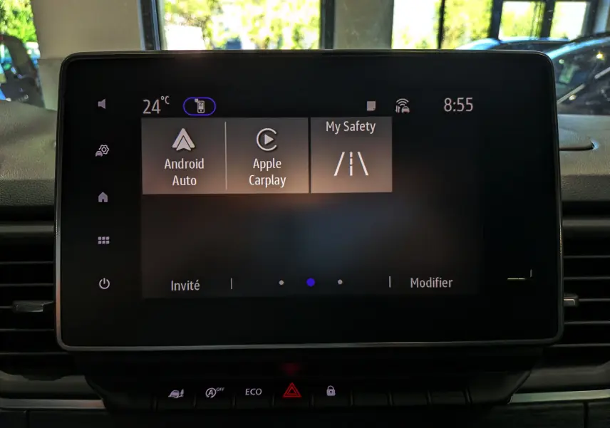 Écran tactile central du Nissan Primastar Combi gris Comète, affichant Android Auto, Apple Carplay et My Safety.