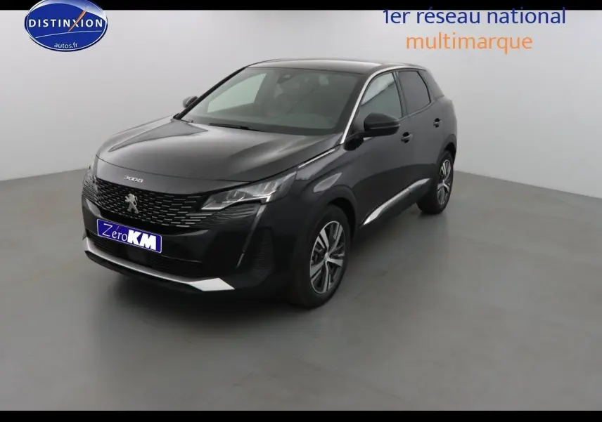 Peugeot 3008 noir métal en 3/4 avant droit dans un studio, avec calandre et phares LED distinctifs.