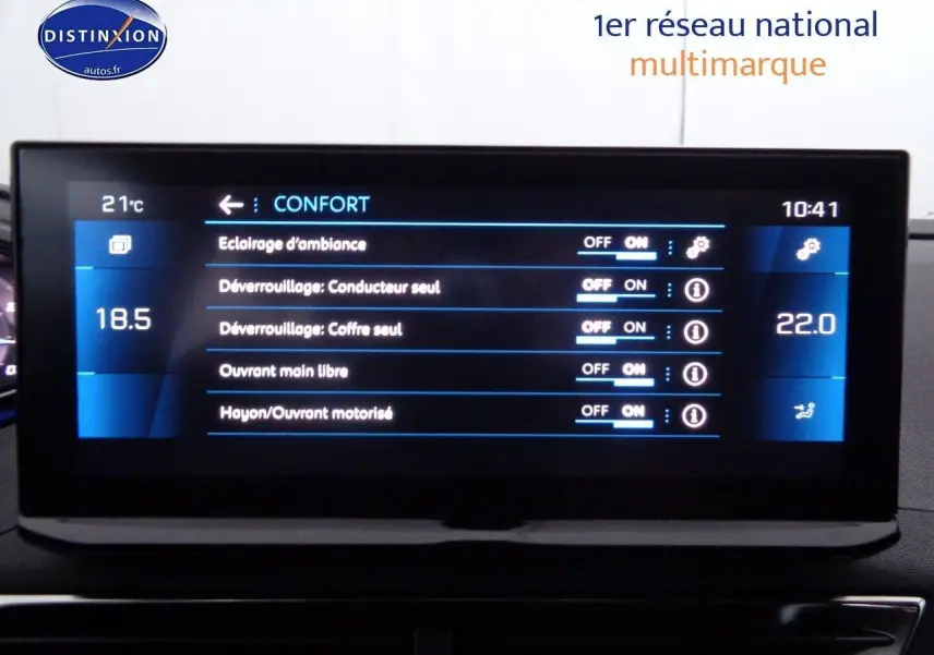 Écran tactile central du Peugeot 3008 2023 affichant les réglages de confort et d’éclairage d’ambiance.