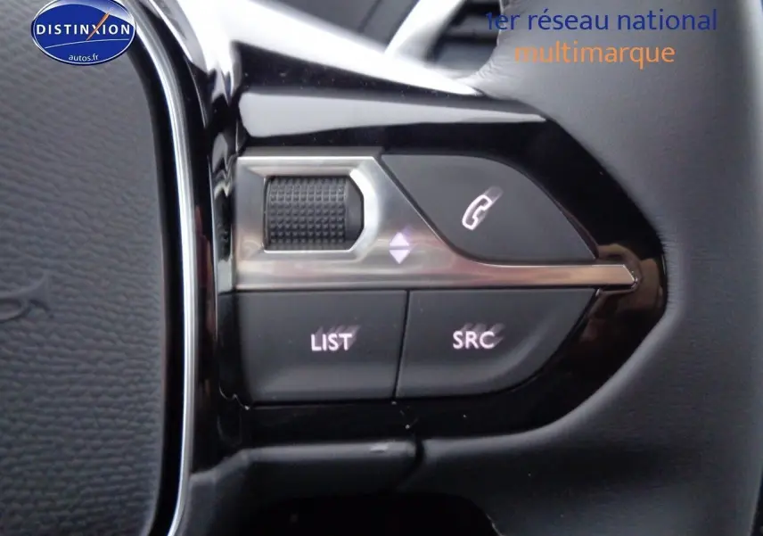 Gros plan sur les commandes au volant noir brillant du Peugeot 3008 2023 côté gauche, avec boutons LIST et SRC.