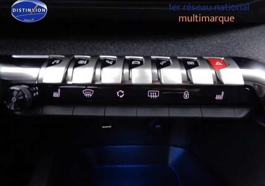 Gros plan sur la rangée de boutons argentés et noirs du tableau de bord du Peugeot 3008 noir métal, version 2023.