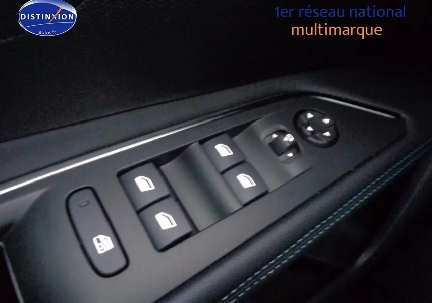 Panneau de commande des vitres électriques côté conducteur du Peugeot 3008 noir métal 2023, avec surpiqûres bleues.