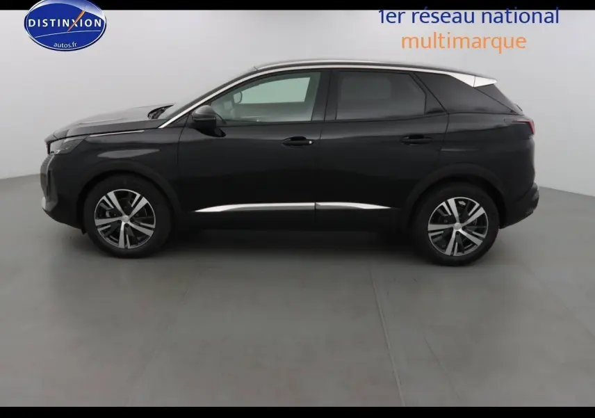 Peugeot 3008 noir métal en vue profil côté gauche, soulignant ses lignes épurées et jantes bi-ton.