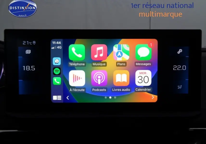 Écran tactile central du Peugeot 3008 noir métal 2023 affichant des applications connectées et la climatisation digitale.