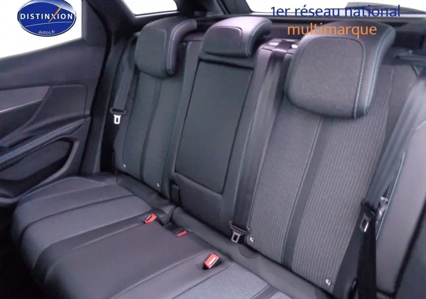 Vue intérieure des sièges arrière en tissu noir et cuir du Peugeot 3008 2023, avec appuie-têtes et ceintures visibles.
