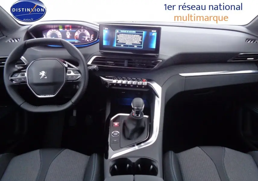 Vue intérieure du tableau de bord et console centrale du Peugeot 3008 noir métal 2023 avec écran tactile et volant compact.