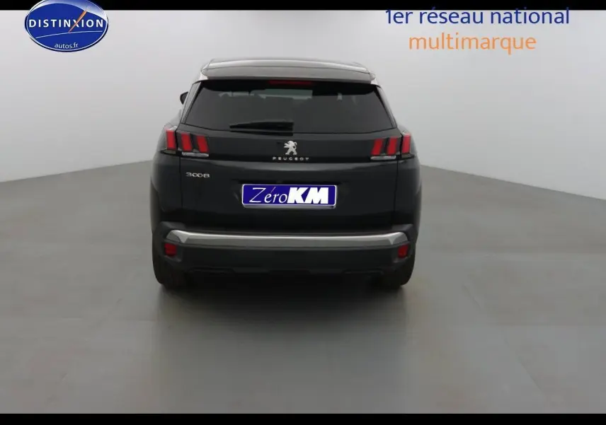 Vue arrière du Peugeot 3008 noir métal 2023 avec feux arrière LED caractéristiques et hayon fermé.