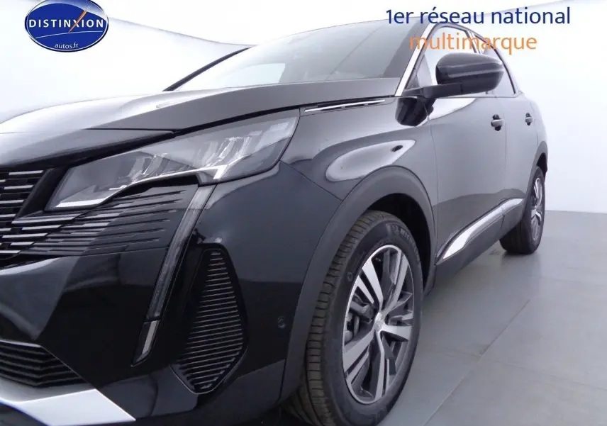 Gros plan sur l'avant droit du Peugeot 3008 noir métal 2023, mettant en valeur ses phares LED et jantes alliage.