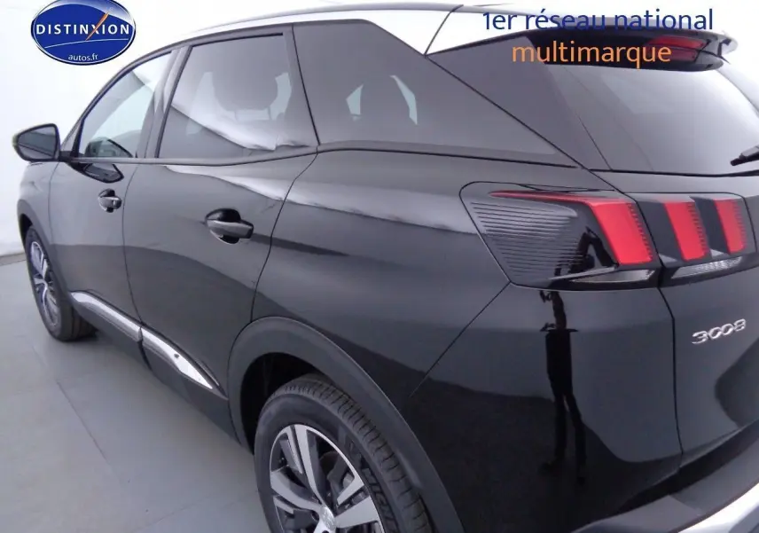 Vue 3/4 arrière côté gauche d'un Peugeot 3008 noir métal avec feux arrière à barres rouges distinctives.