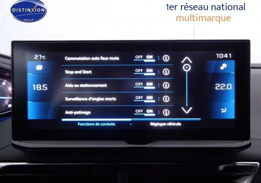 Écran tactile du tableau de bord du Peugeot 3008 2023 affichant les réglages d'aide à la conduite et climatisation.