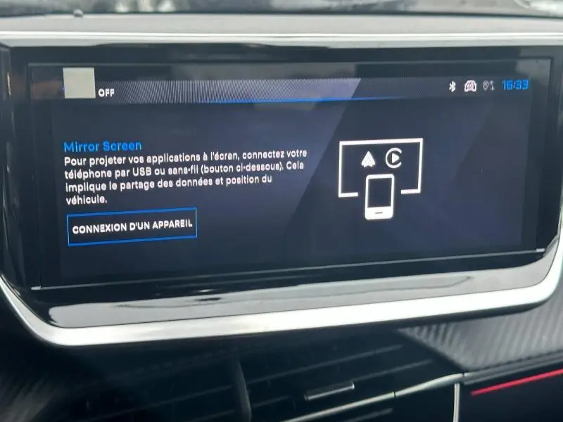 Écran tactile central du Peugeot 208 Hybrid 2025 affichant l'interface Mirror Screen en mode veille.