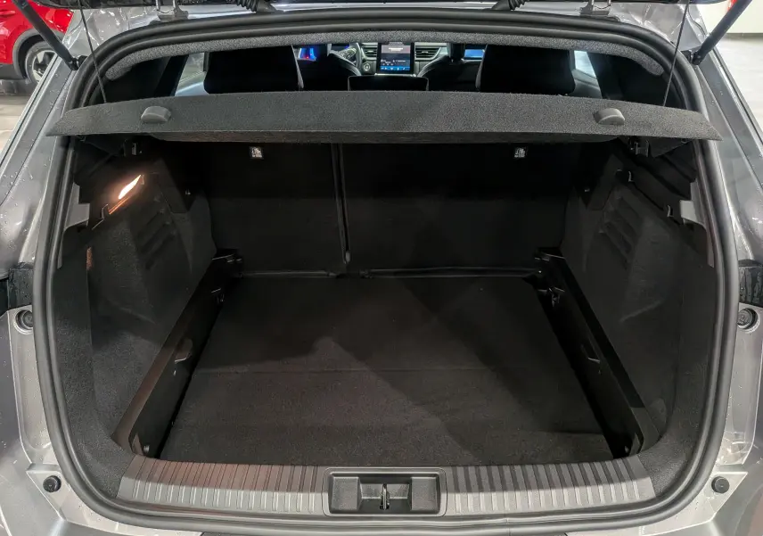 Coffre ouvert d'une Renault SYMBIOZ gris Cassiopé, vue arrière montrant l'espace de chargement et l'intérieur noir.
