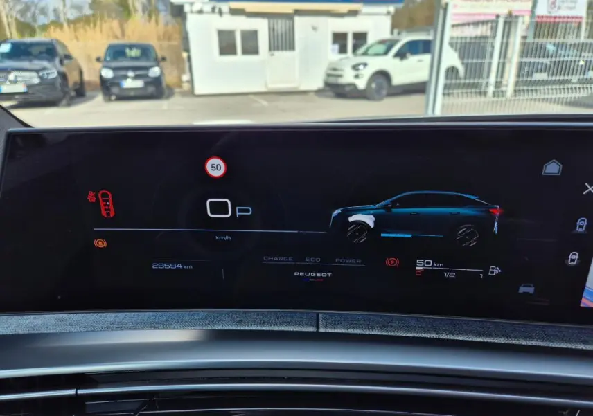 Affichage numérique du cockpit du Peugeot 3008 Hybrid 136 e-DCS6 GT montrant la silhouette du véhicule en profil côté droit.