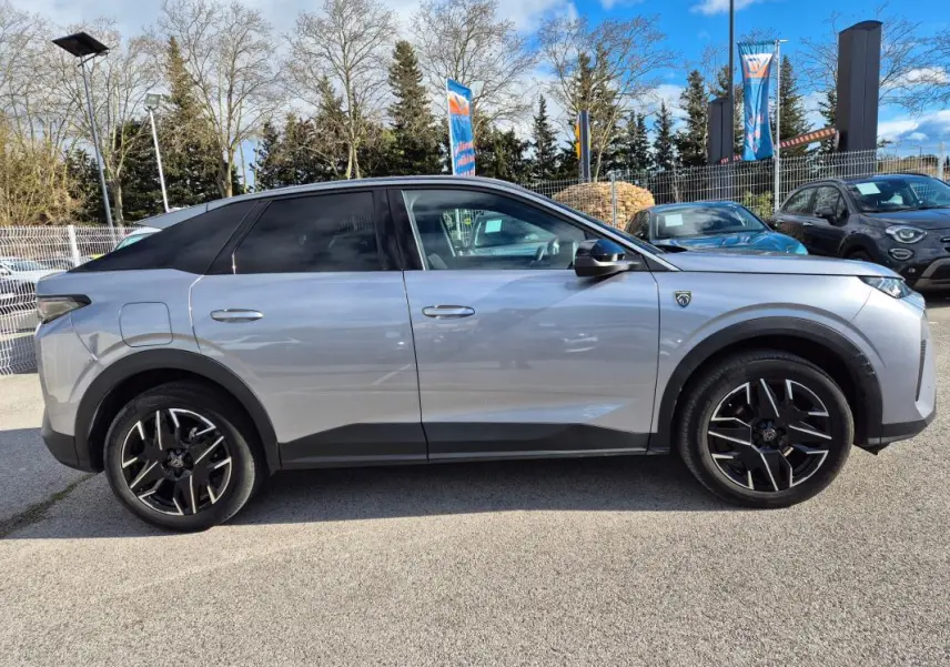Peugeot 3008 Hybrid gris clair vue de profil côté gauche, avec jantes alliage 19 pouces et toit noir contrasté.