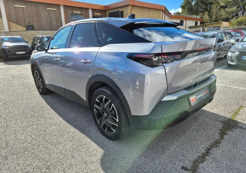 Peugeot 3008 Hybrid gris clair vue 3/4 arrière droit, jantes alliage 19 pouces et feux arrière LED distinctifs.