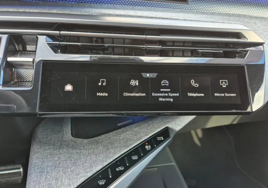 Vue rapprochée du tableau de bord du Peugeot 3008 Hybrid gris clair, avec écran tactile et commandes climatisation.