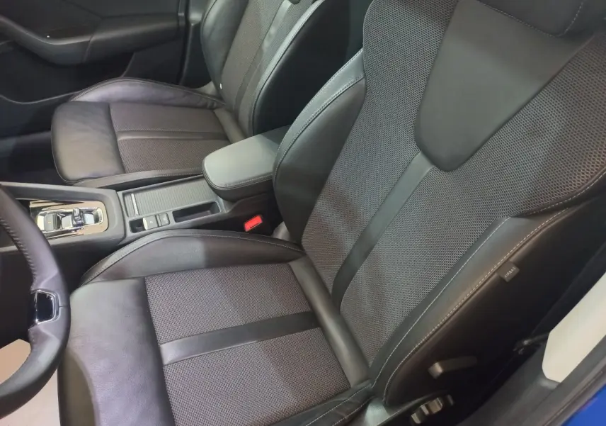 Vue rapprochée des sièges avant en cuir noir et tissu gris de la Skoda Octavia 1.5 TSI mHEV e-TEC 2022.