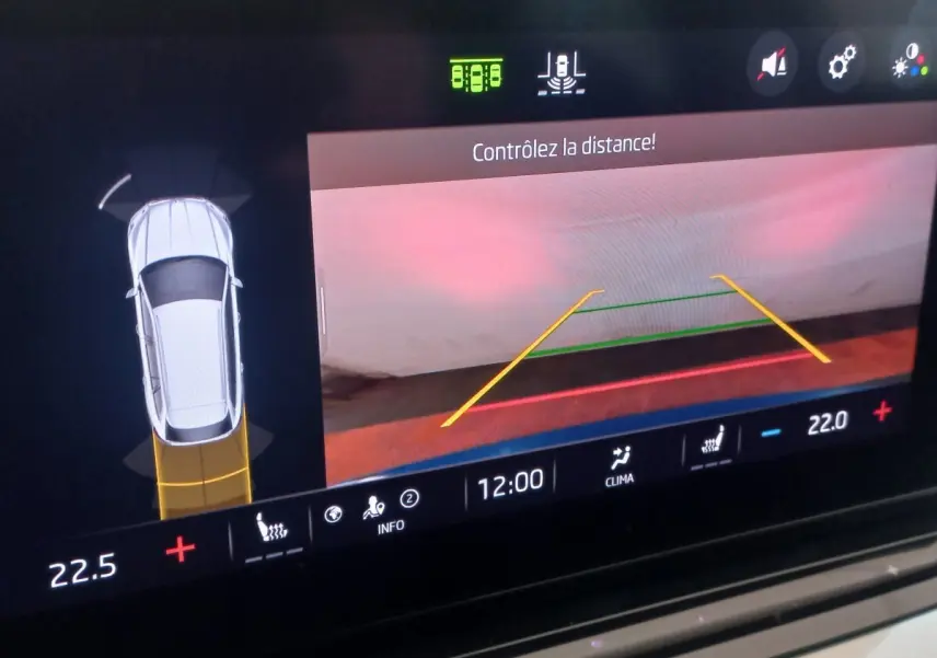 Écran tactile intérieur de la Skoda Octavia 2022 montrant la caméra de recul et l’affichage de stationnement.