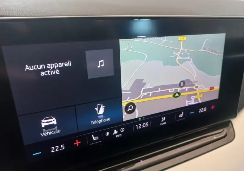 Écran tactile central de la Skoda Octavia 2022 affichant la navigation et les commandes multimédia.