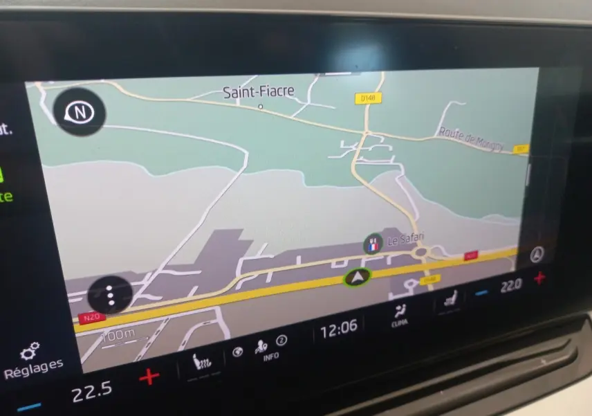 Écran tactile central du tableau de bord de la Skoda Octavia 1.5 TSI bleu, affichant la navigation GPS en intérieur.