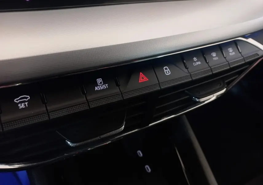 Gros plan sur la rangée de boutons de commande du tableau de bord de la Skoda Octavia bleue, version Style 2022.